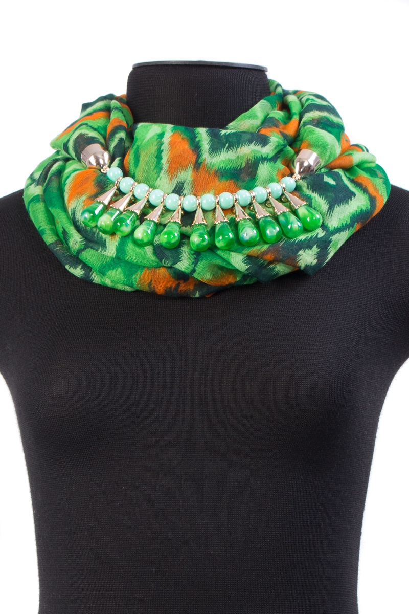 Ярко-зеленый шарф с бижутерной вставкой