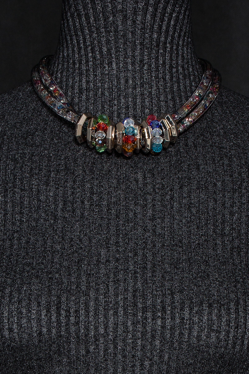 Ожерелье из разноцветных бусин