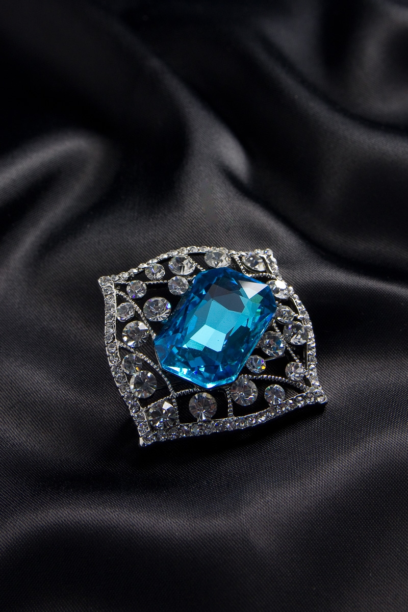 Дивная брошь с крупным голубым кристаллом