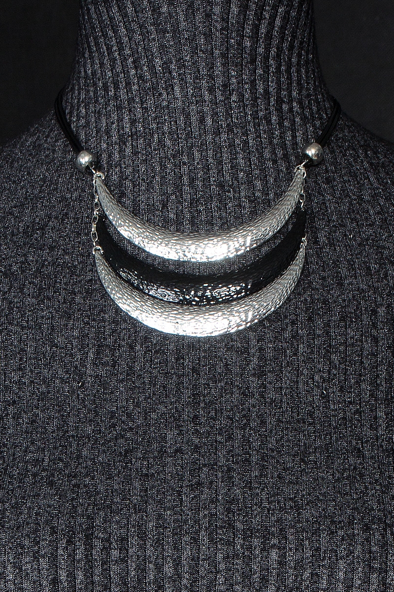 Эффектное ожерелье на текстильном шнурке