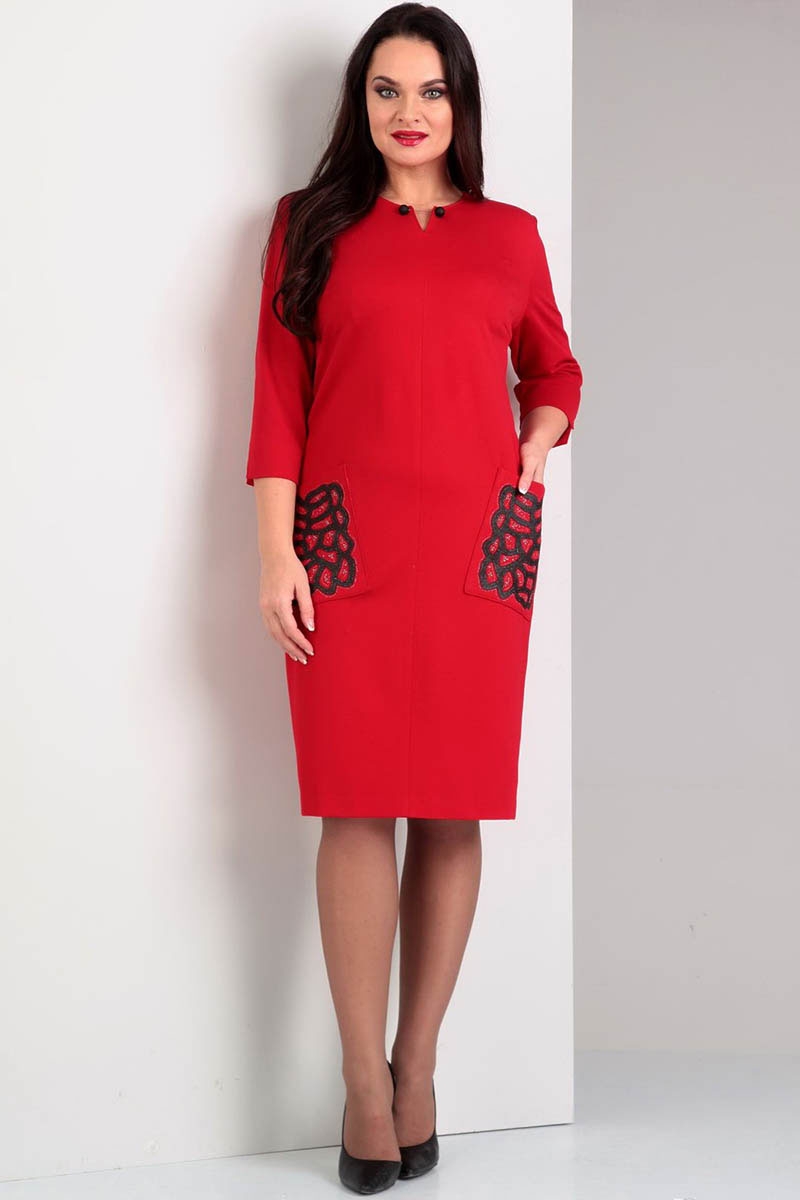 Трикотажное красное платье с вышитыми карманами