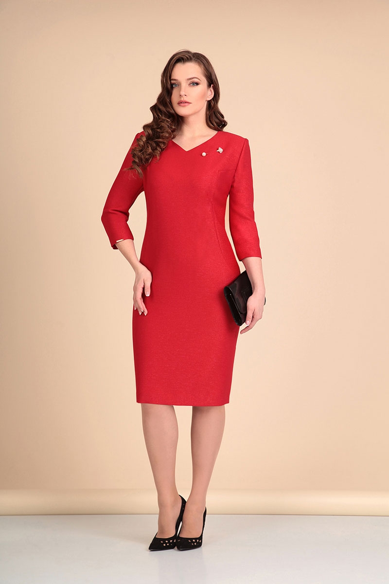 Элегантное красное платье с треугольным вырезом