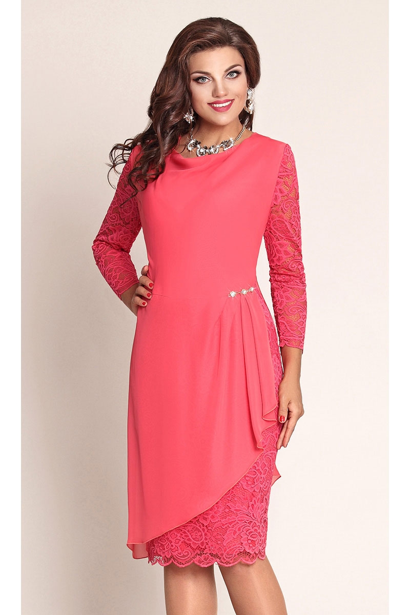 Розовое шифоново-кружевное платье с драпировкой