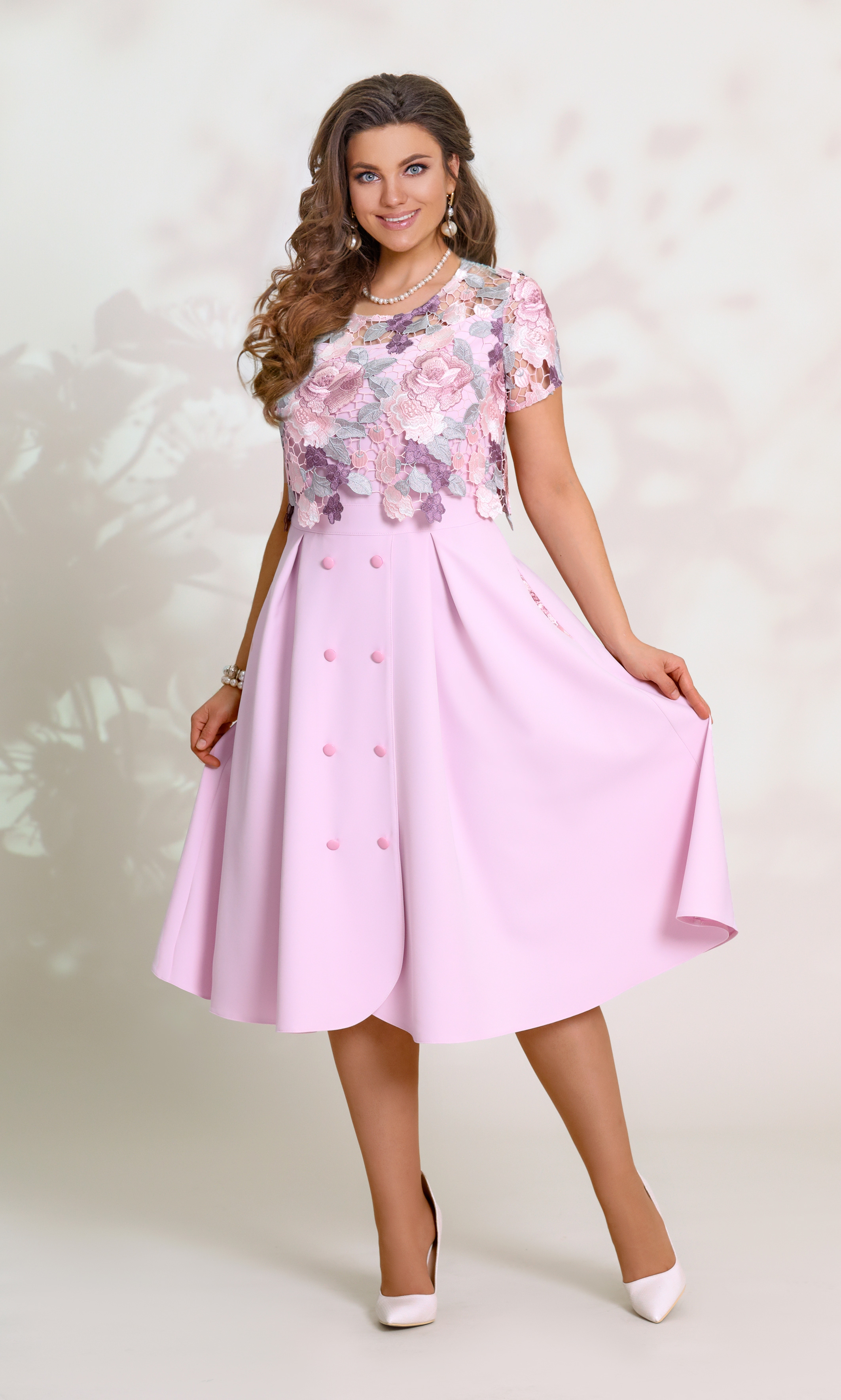 Нежное розовое платье  гипюром