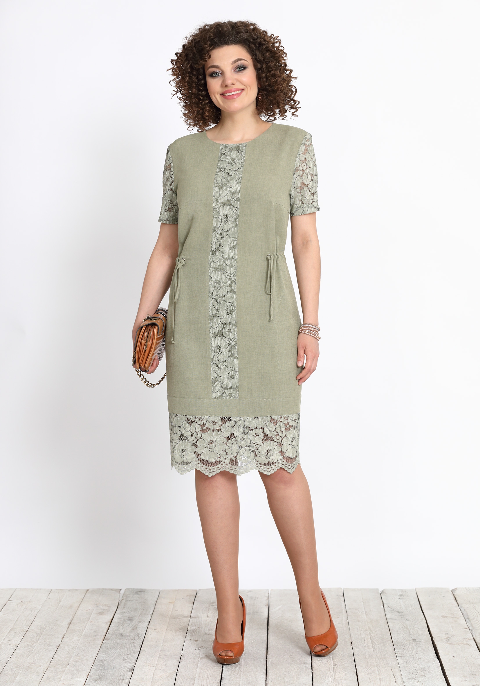 Летнее платье оливкового цвета с кружевными вставками
