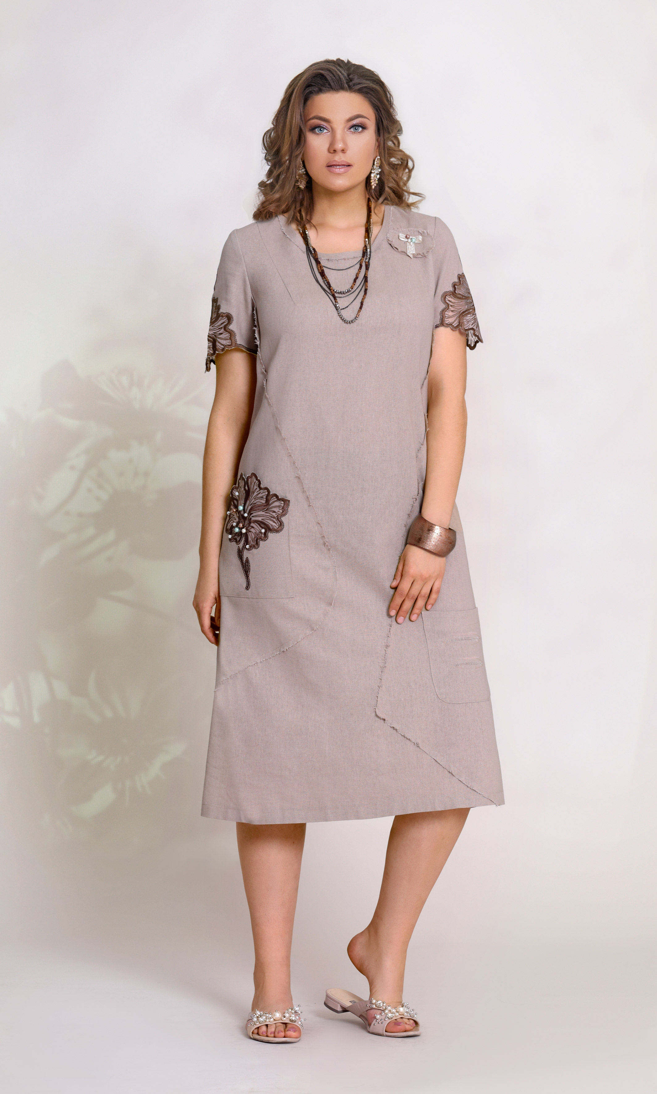 Платье из льняной ткани с дизайнерской вышивкой