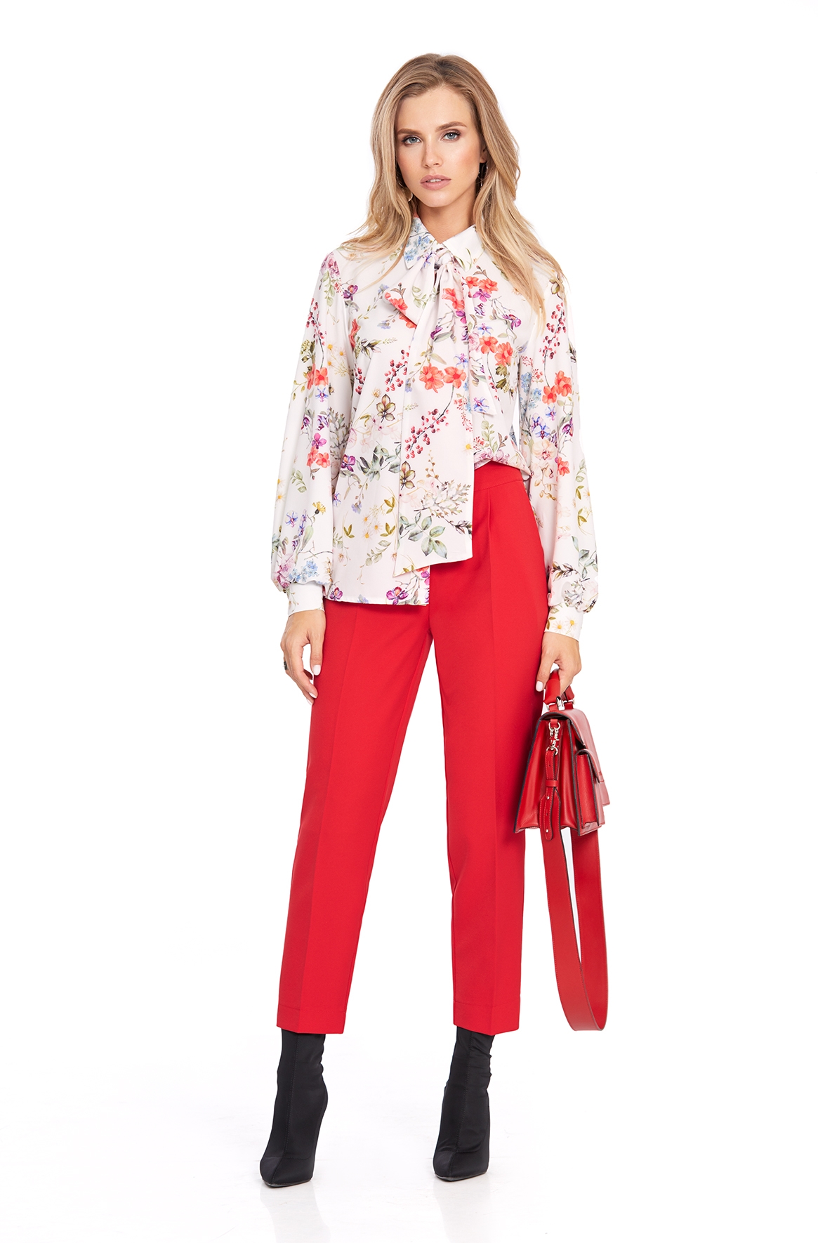 Текстильный комплект-из цветной блузы и красных брюк