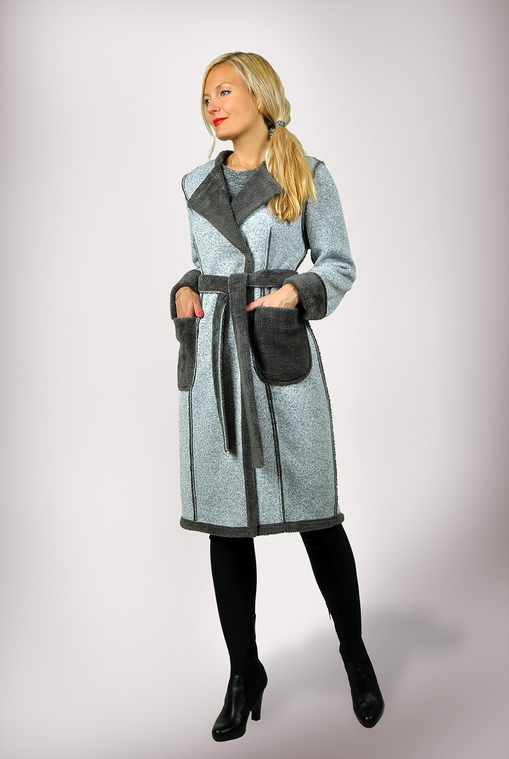 Женское пальто с поясом из трикотажа на меховой основе