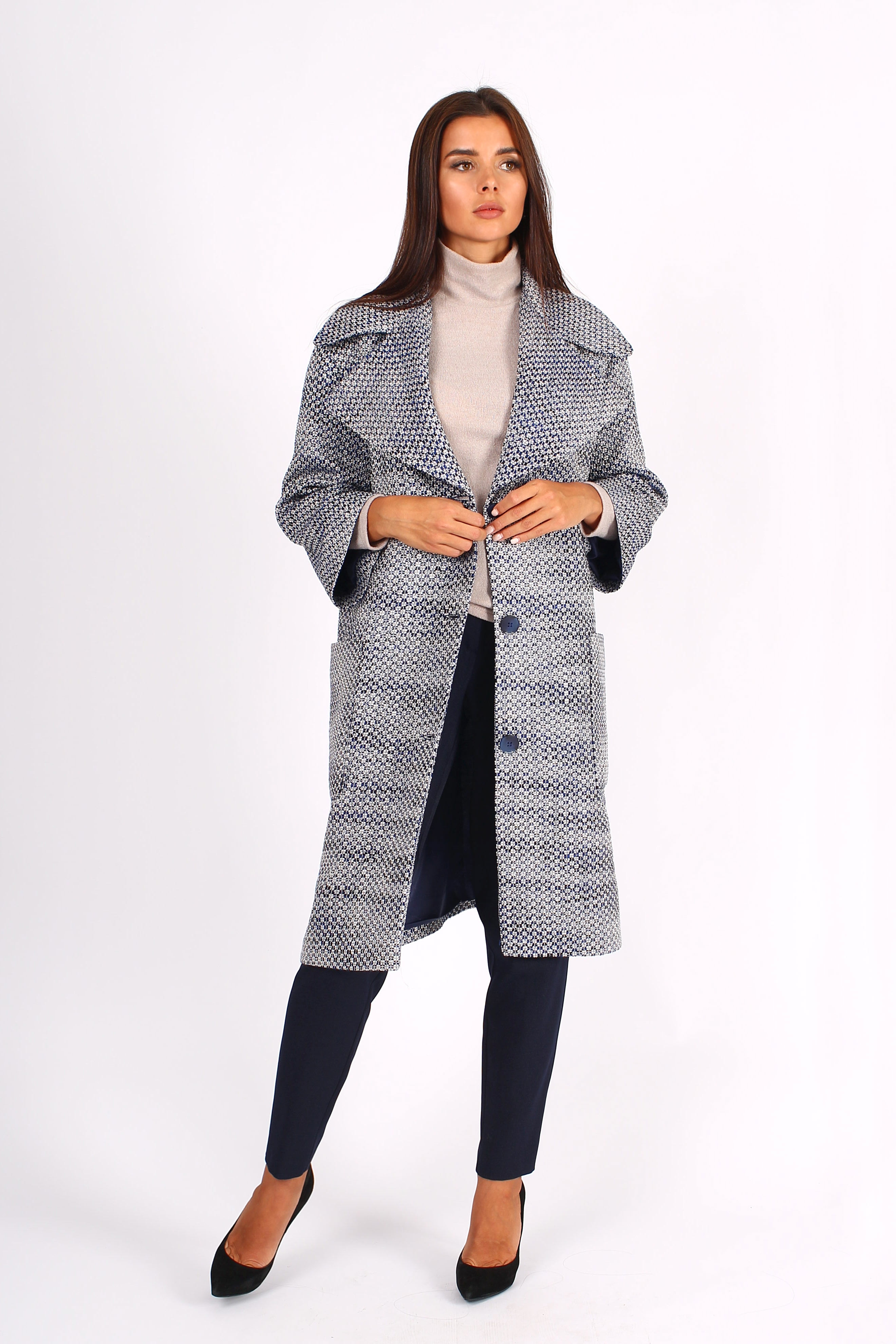 Женское пальто с большим воротником и карманами