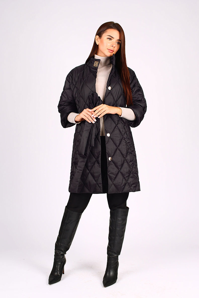 Молодежное женское пальто прямого силуэта с поясом