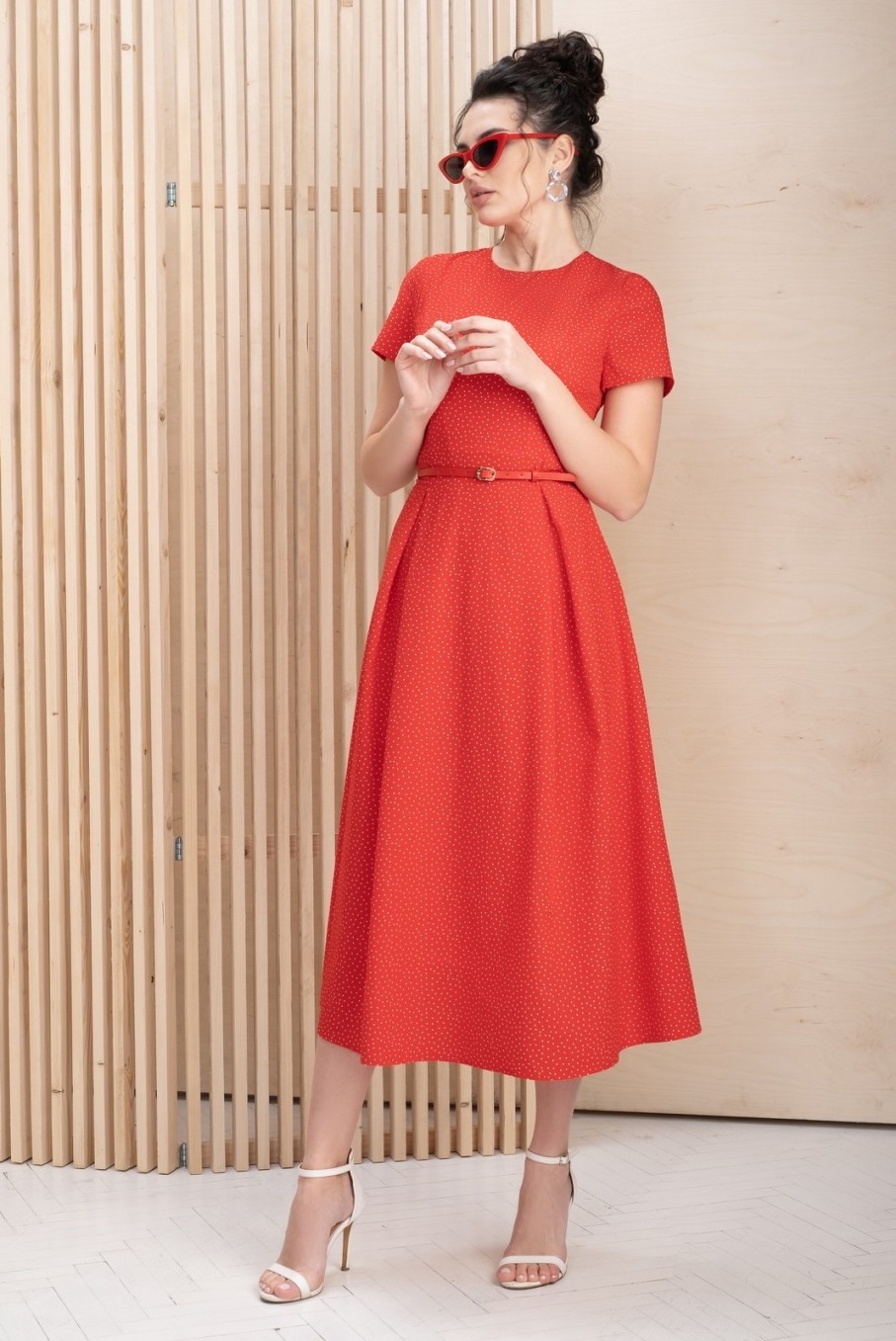Эффектное красное платье в горох с коротким рукавом