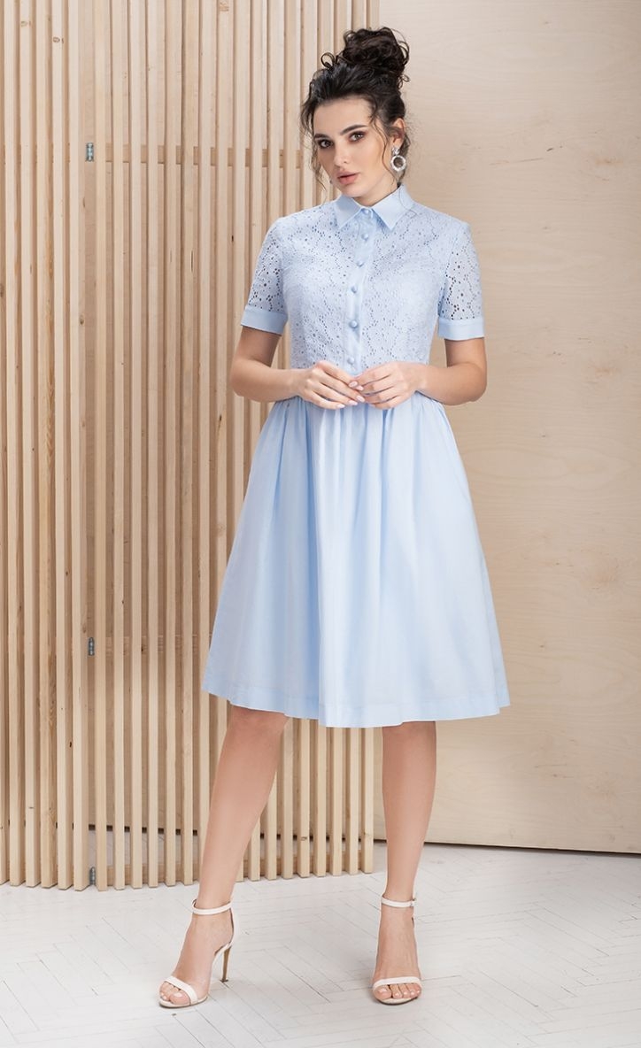 Женское летнее платье с вышивкой ришелье голубого цвета