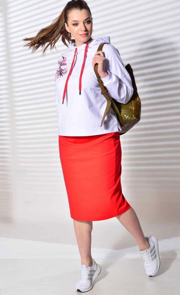 Трикотажный костюм из прямой юбки и джемпера с капюшоном
