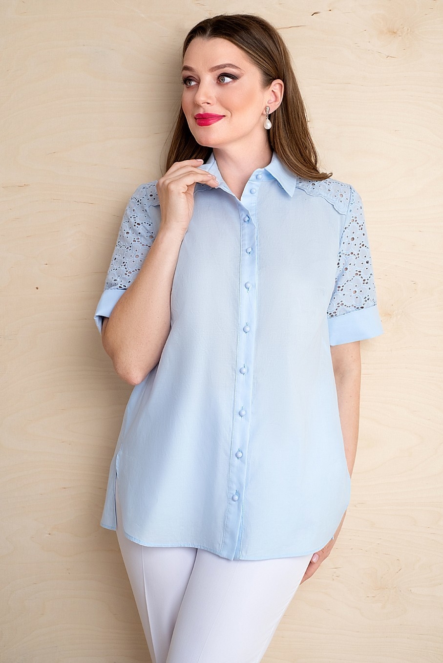 Летняя блуза с отделкой из шитья
