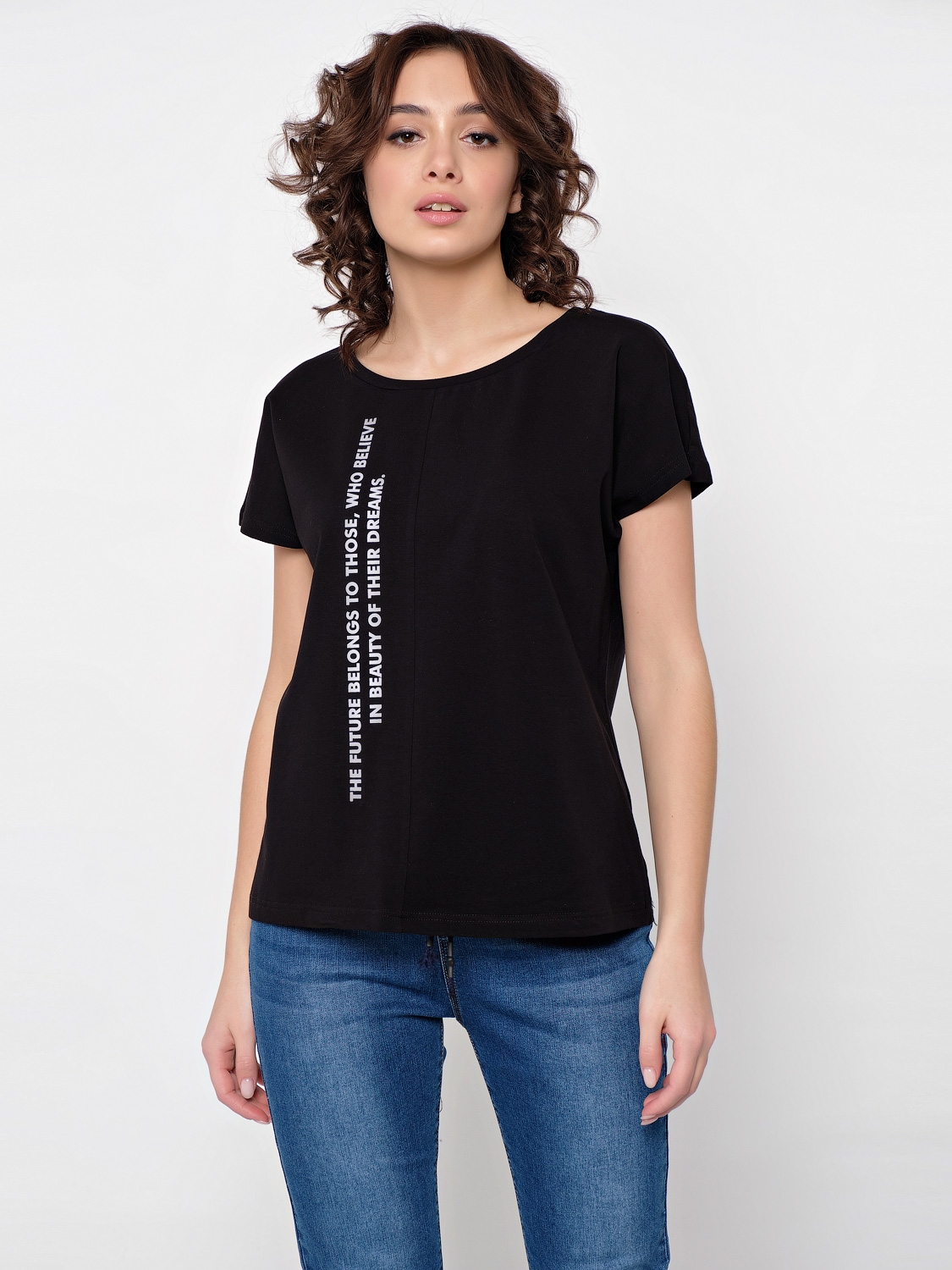Свободная однотонная футболка с принтом