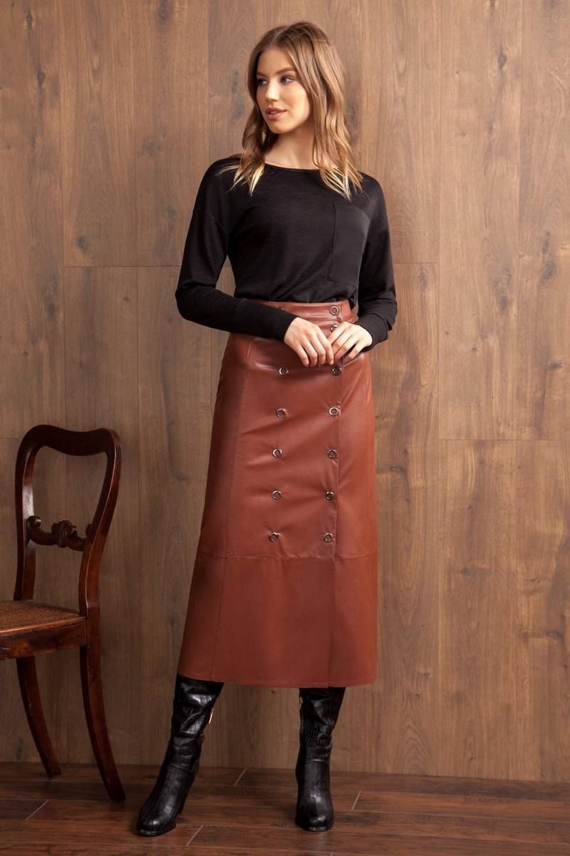 Стильная юбка А-силуэта из экокожи с пуговицами