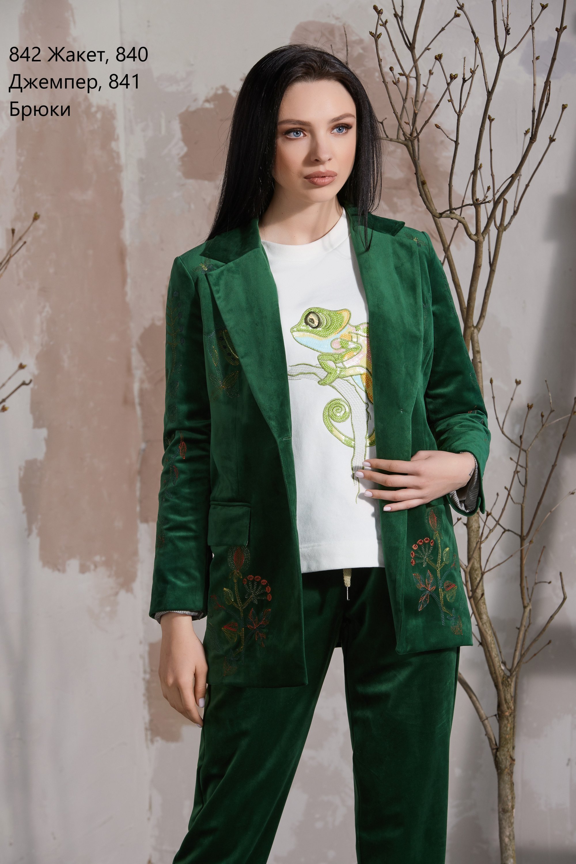 Зеленый женский жакет с вышивкой на спинке