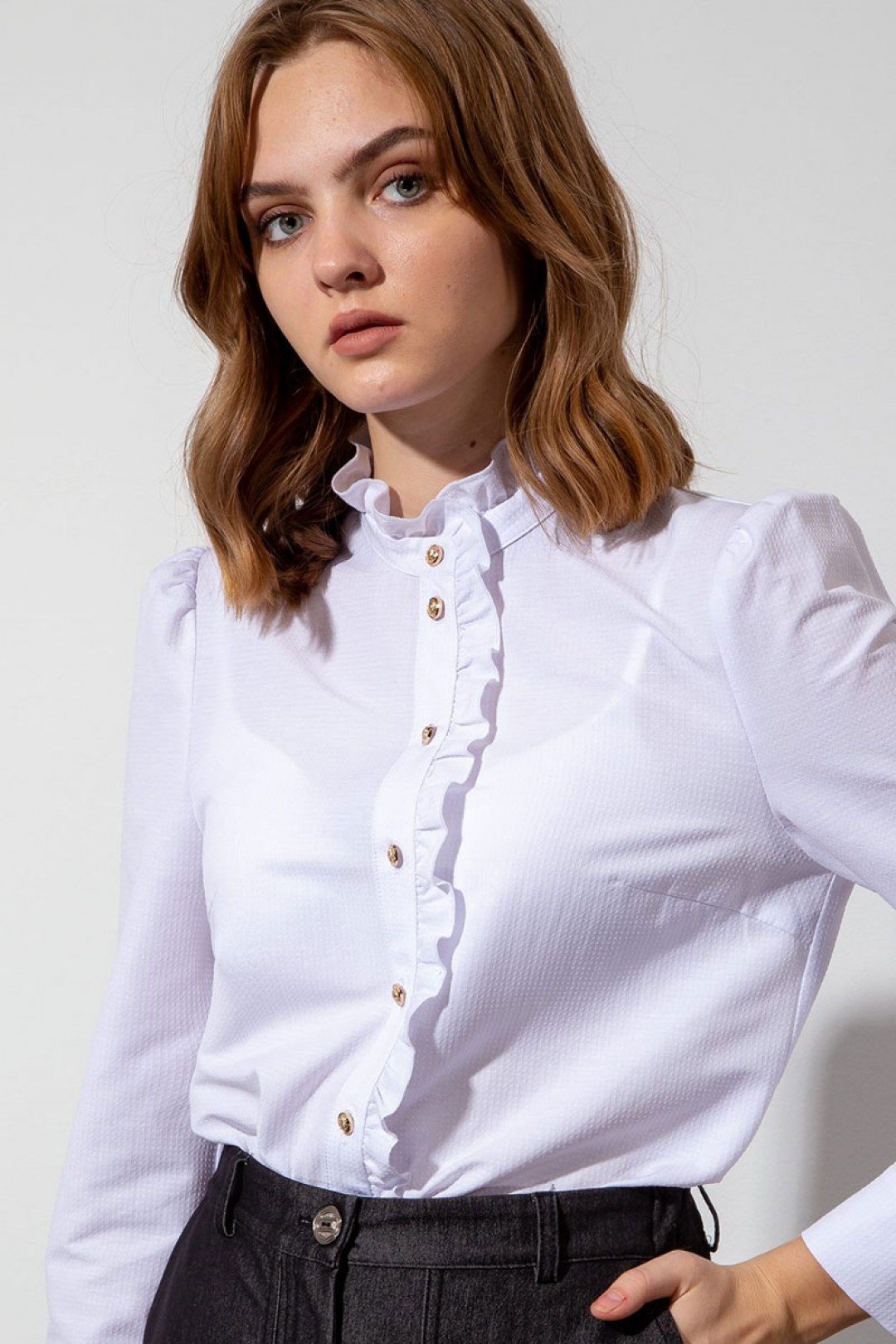 Женственная блузка с рюшами и длинным рукавом