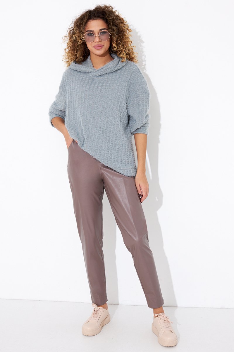 Комплект женский из свитера и брюк из экокожи
