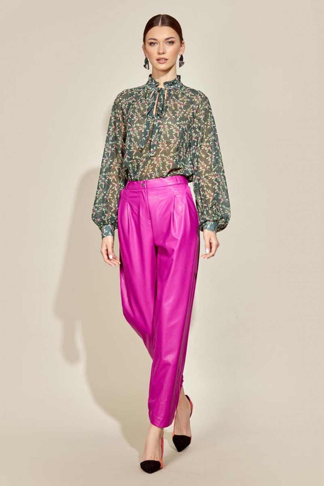 Яркие женские брюки из экокожи с карманами