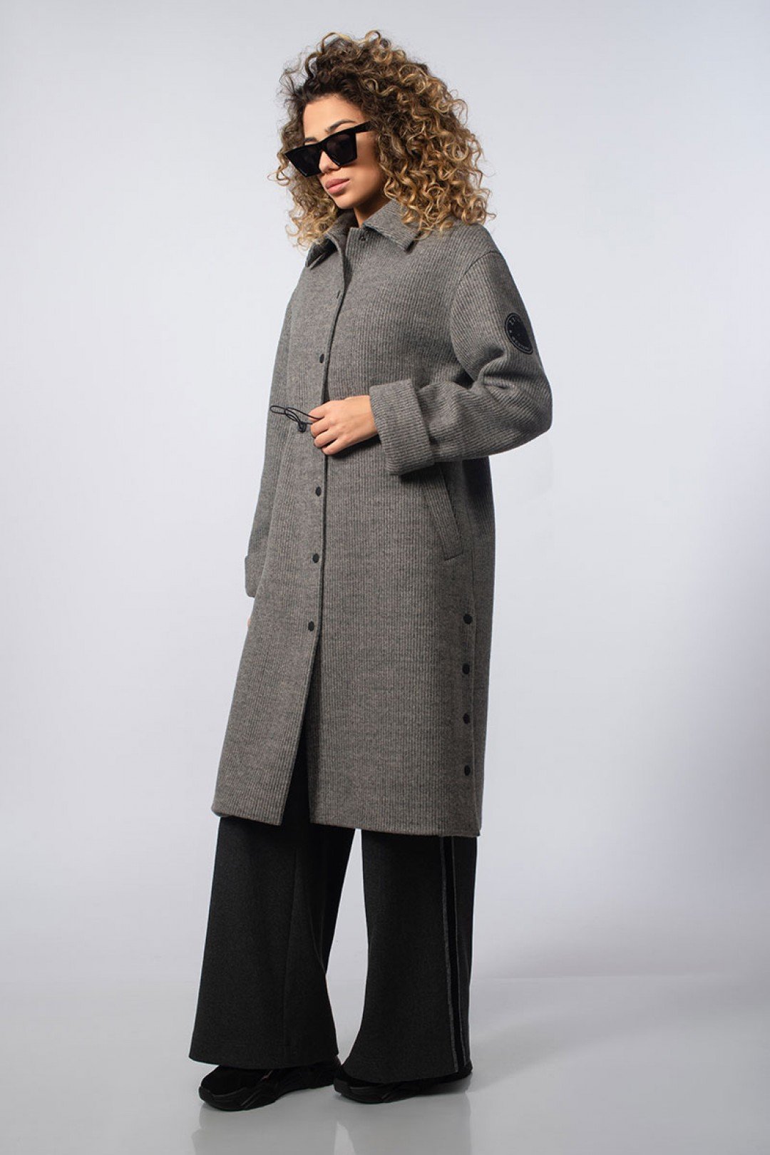 Прямое женское пальто на кнопках на подкладке