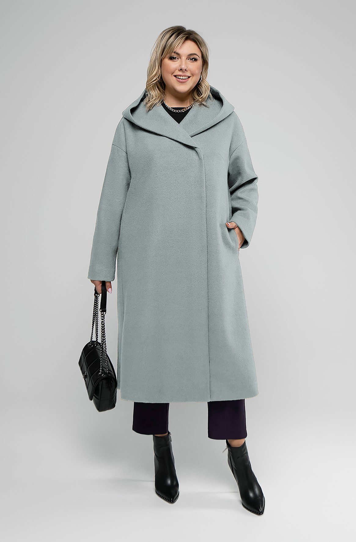 Женское расклешенное пальто с капюшоном
