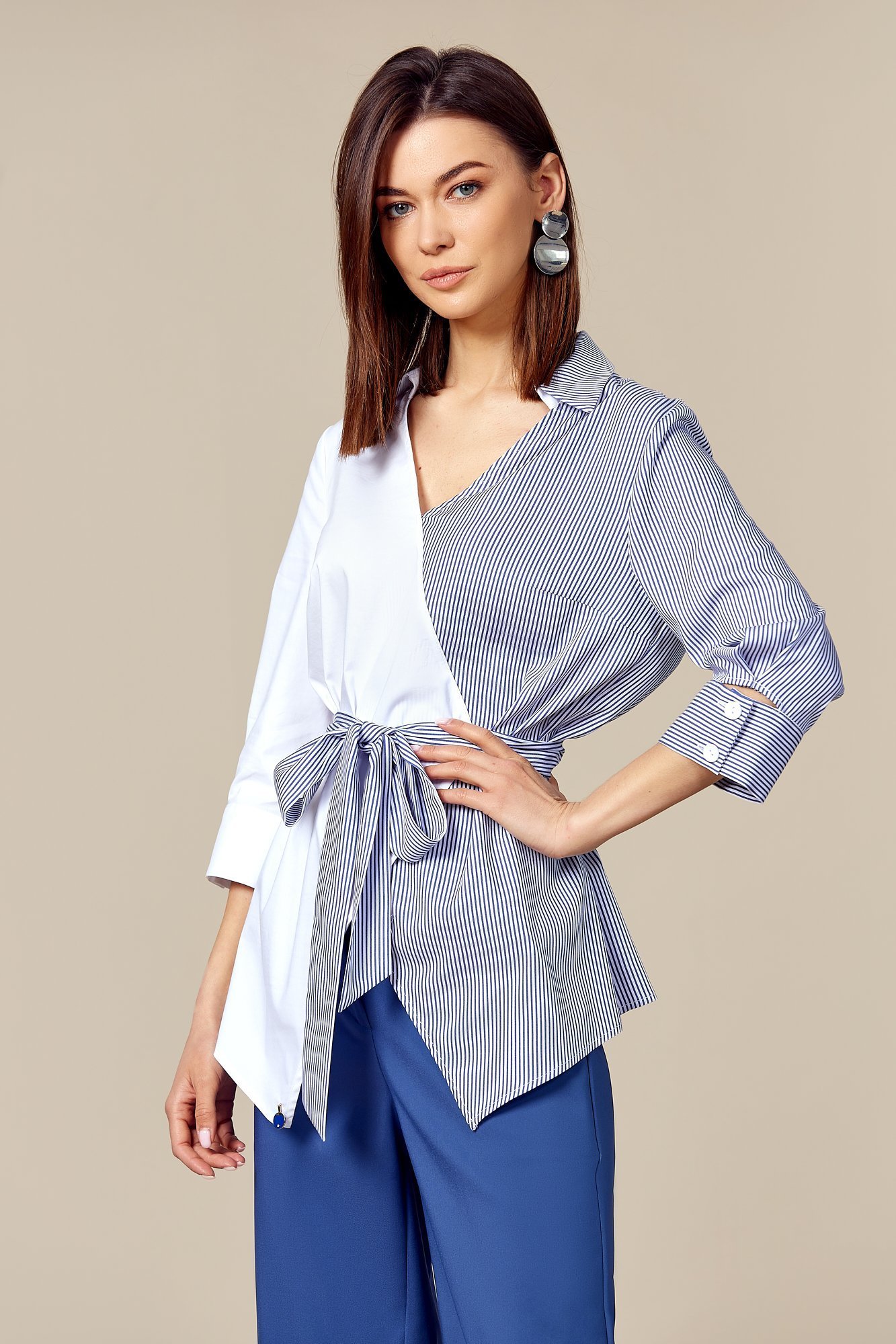 Сине-белая блузка с поясом и воротником