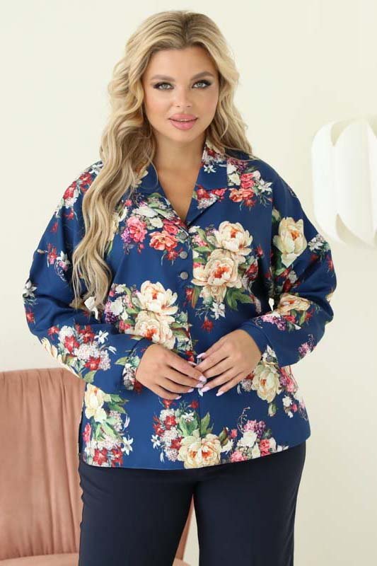 Женская блузка в цветы на пуговицах