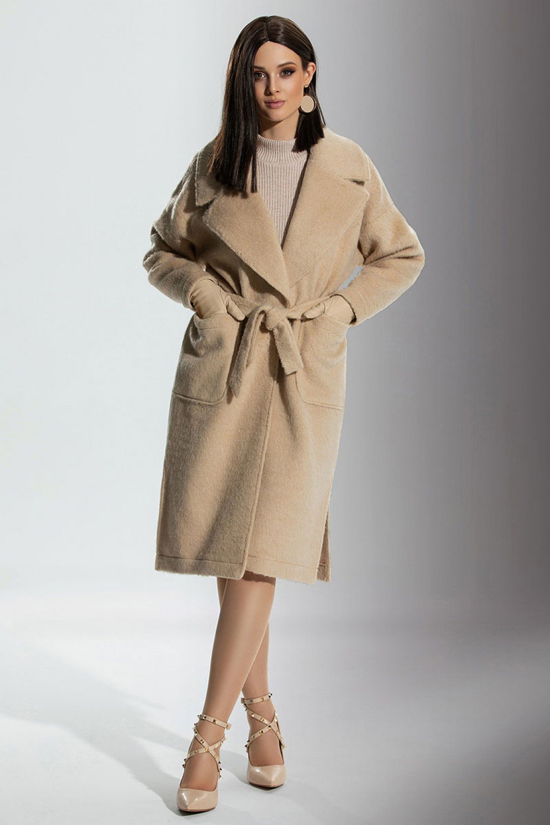 Трикотажное пальто с поясом и прямым платьем