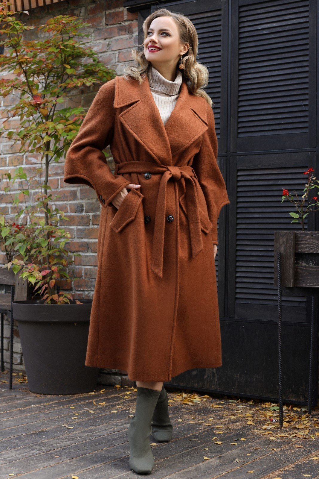 Свободное женское пальто с большим воротником и поясом