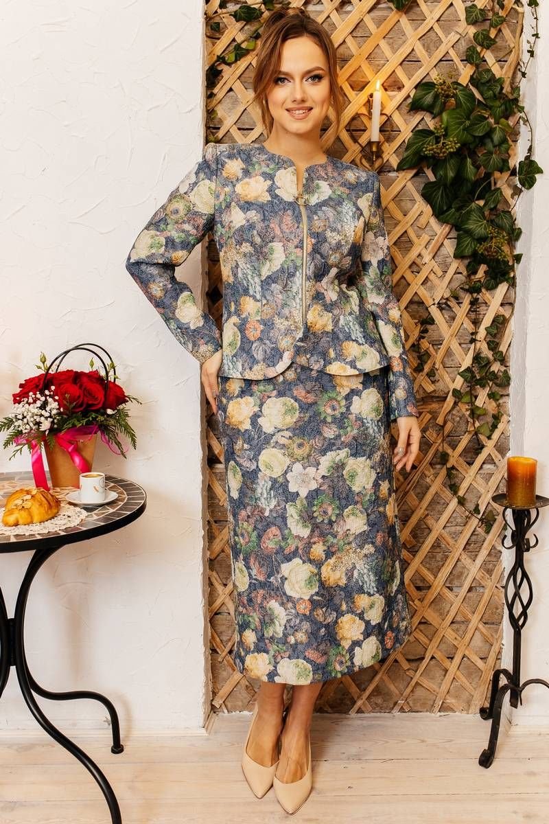 Женский костюм в цветы с удлиненной юбкой