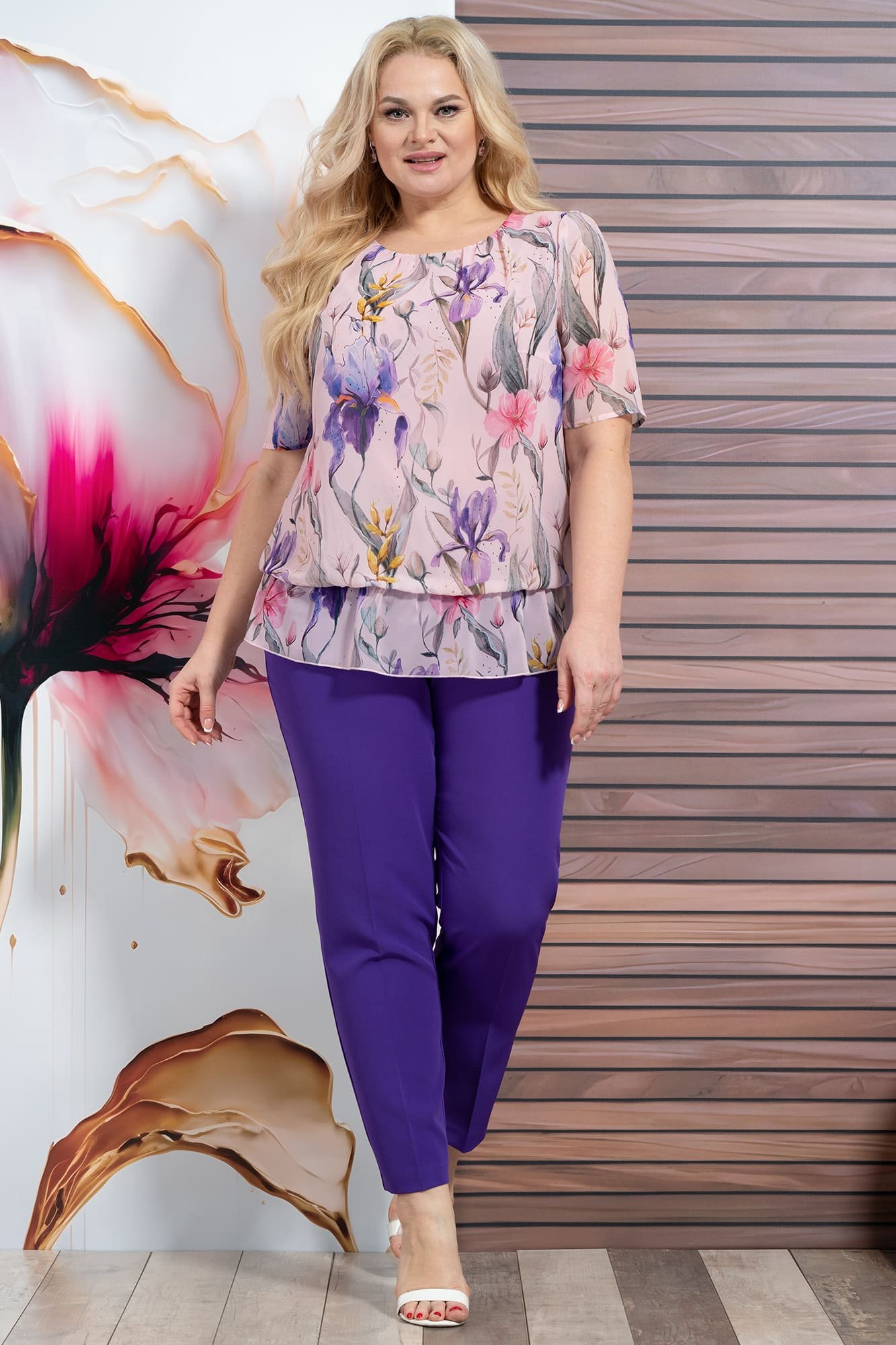 Комплект женский из блузы в цветы и однотонных брюк