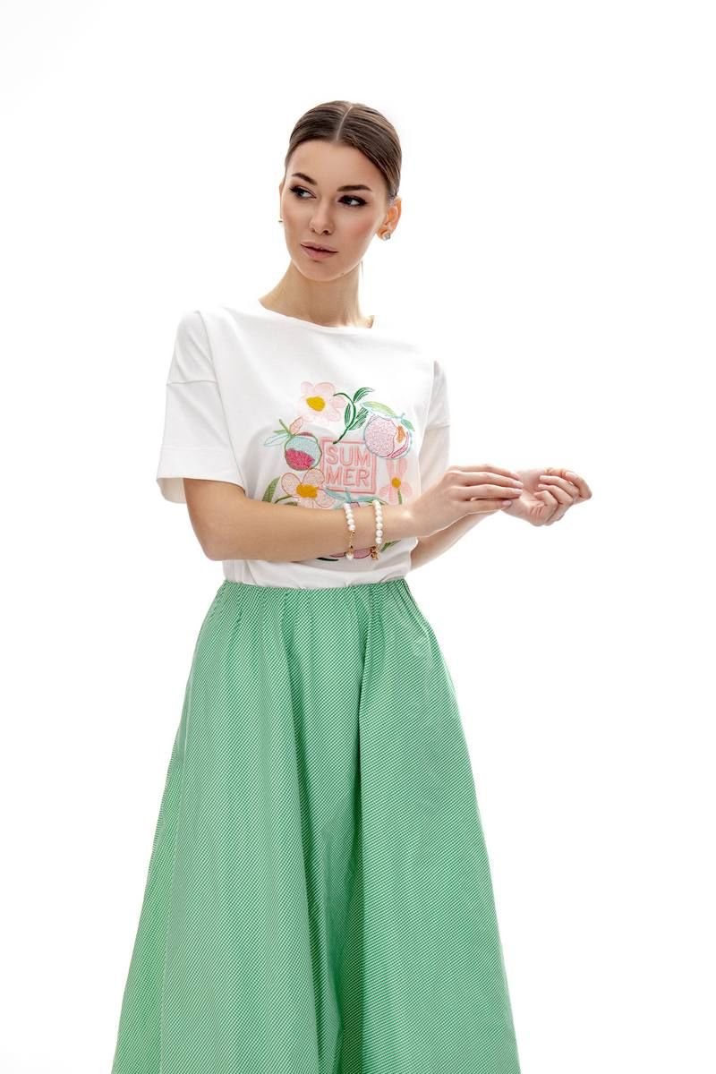 Белая женская футболка с цветочной вышивкой