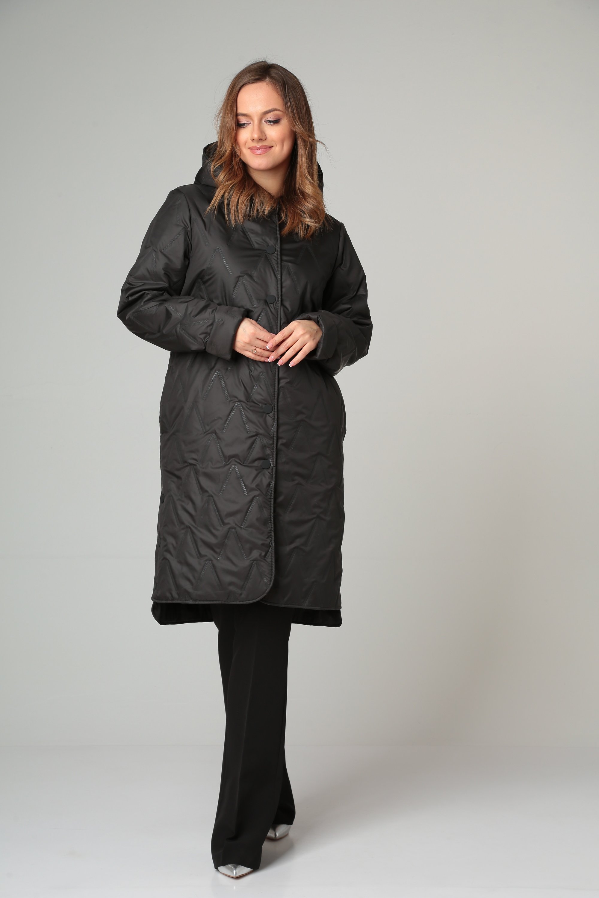 Женское стёганое пальто с поясом и капюшоном