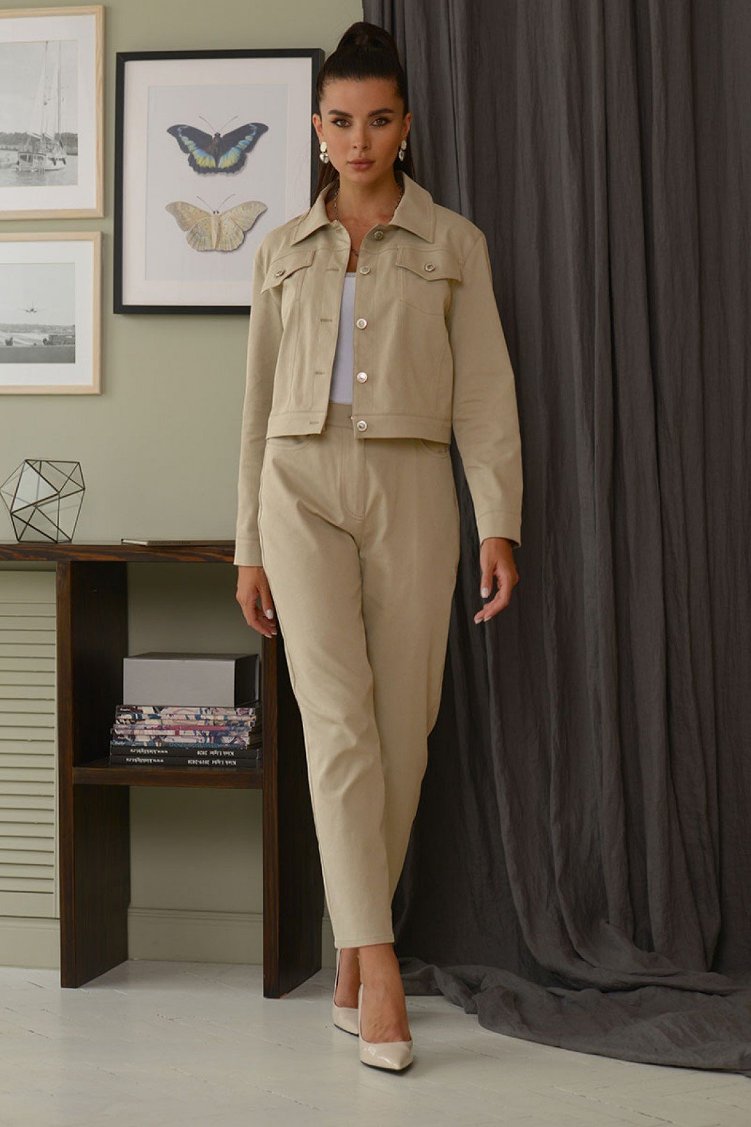 Женская короткая куртка-жакет с прямыми брюками