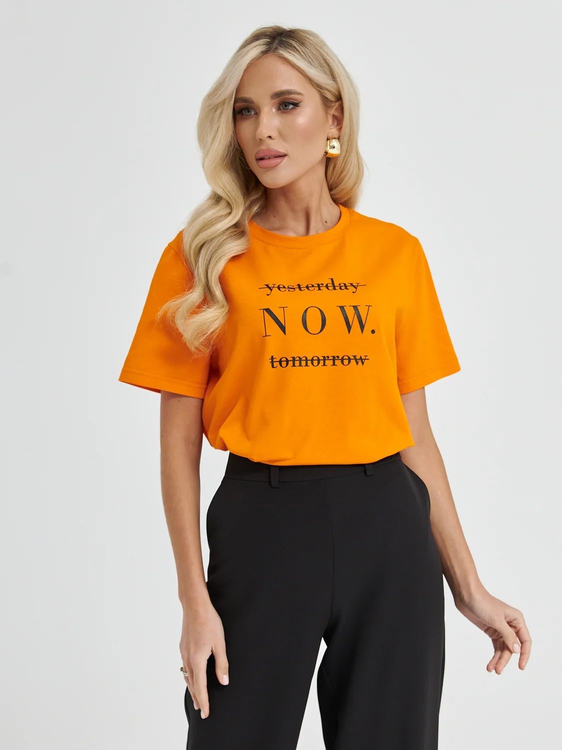 Женская футболка с надписями оранжевого цвета